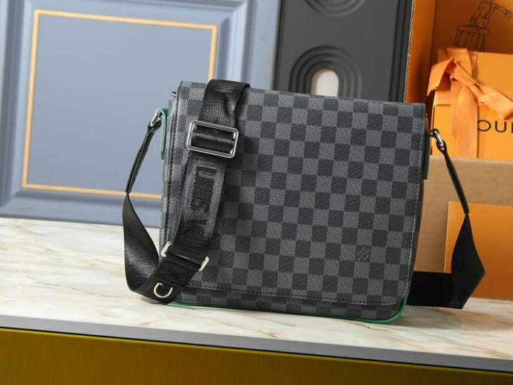 Picture of Louis Vuitton Mens Bags _SKUfw239242014fw